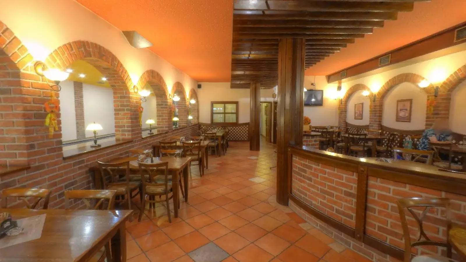 Restaurace s barem pod cihlovými oblouky